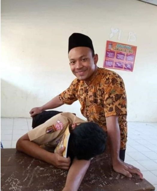 11 Potret Kocak Murid Tertangkap Basah Sedang Tidur di Kelas. Kesabaran Guru Bisa Dilihat dari Sini