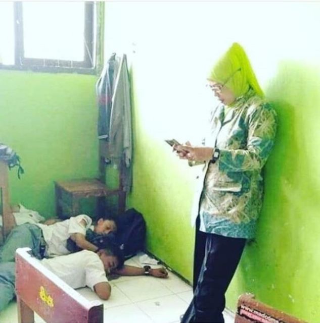 11 Potret Kocak Murid Tertangkap Basah Sedang Tidur di Kelas. Kesabaran Guru Bisa Dilihat dari Sini