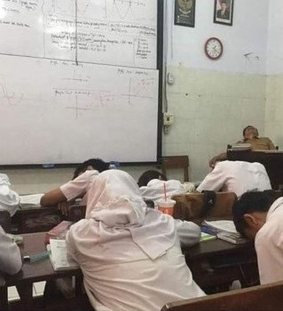 11 Potret Kocak Murid Tertangkap Basah Sedang Tidur di Kelas. Kesabaran Guru Bisa Dilihat dari Sini