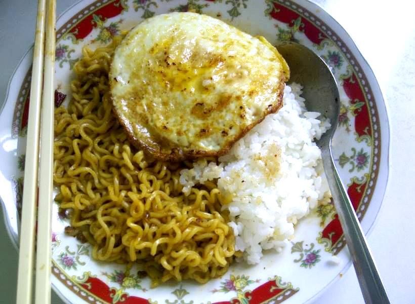 5 Kebiasaan Unik Makan Mi Instan di Berbagai Negara. Mereka Campur Mi Pakai Nasi juga Nggak sih?