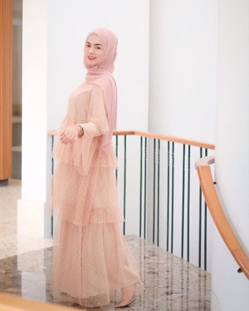 Potret Nabil Rach, Hijaber yang Hobinya Pakai Gamis Aneka Motif. Cantik Banget, Asli!