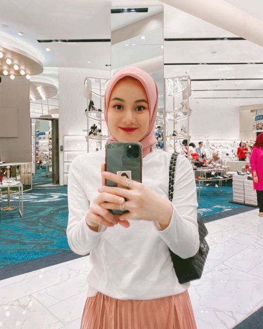 Potret Kalem Dinda Hauw dengan Hijab dan Makeup Naturalnya. Menginspirasi Banget!