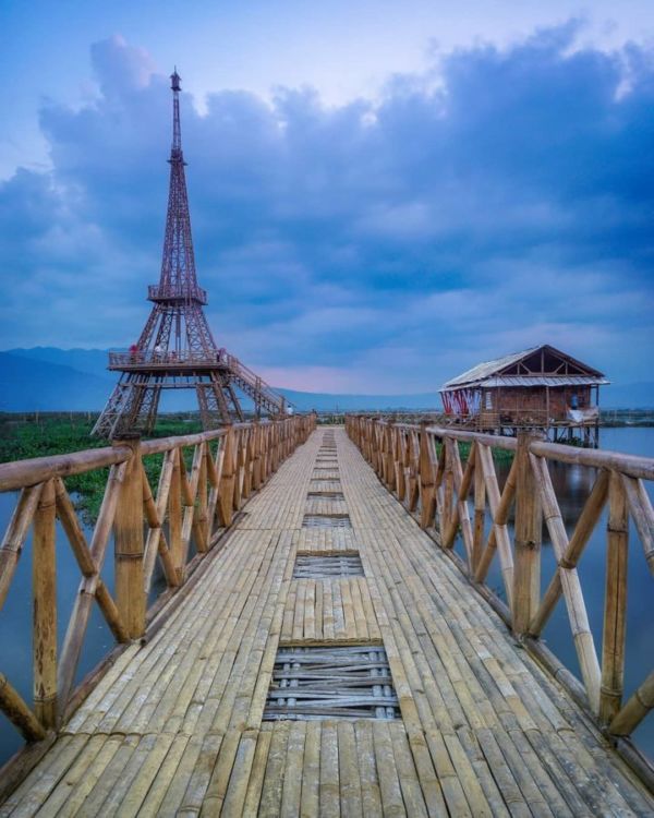 Ada Menara Eiffel di Radesa Wisata Tuntang Rawa Pening. Taman Rekreasi Air yang Eksotis di Semarang