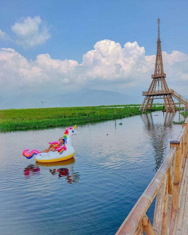 Ada Menara Eiffel di Radesa Wisata Tuntang Rawa Pening. Taman Rekreasi Air yang Eksotis di Semarang