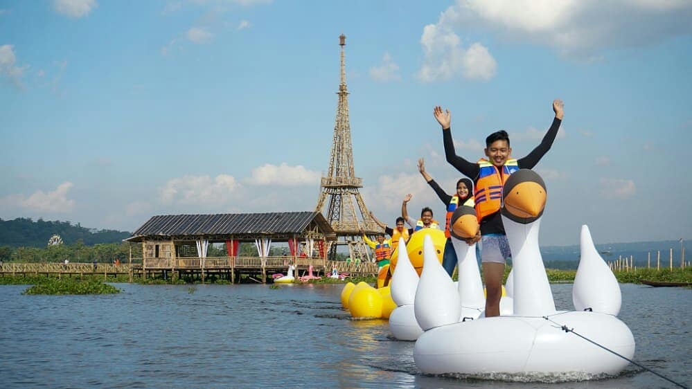 Ada Menara Eiffel di Radesa Wisata Tuntang Rawa Pening. Taman Rekreasi Air yang Eksotis di Semarang