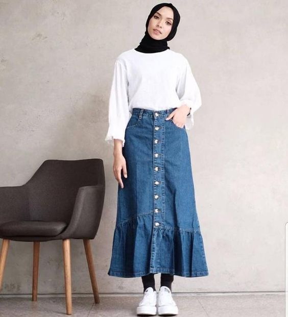 5 Cara Tampil Ideal dengan Rok Jeans; Buat yang Badannya Kecil Sampai Besar, Bisa!