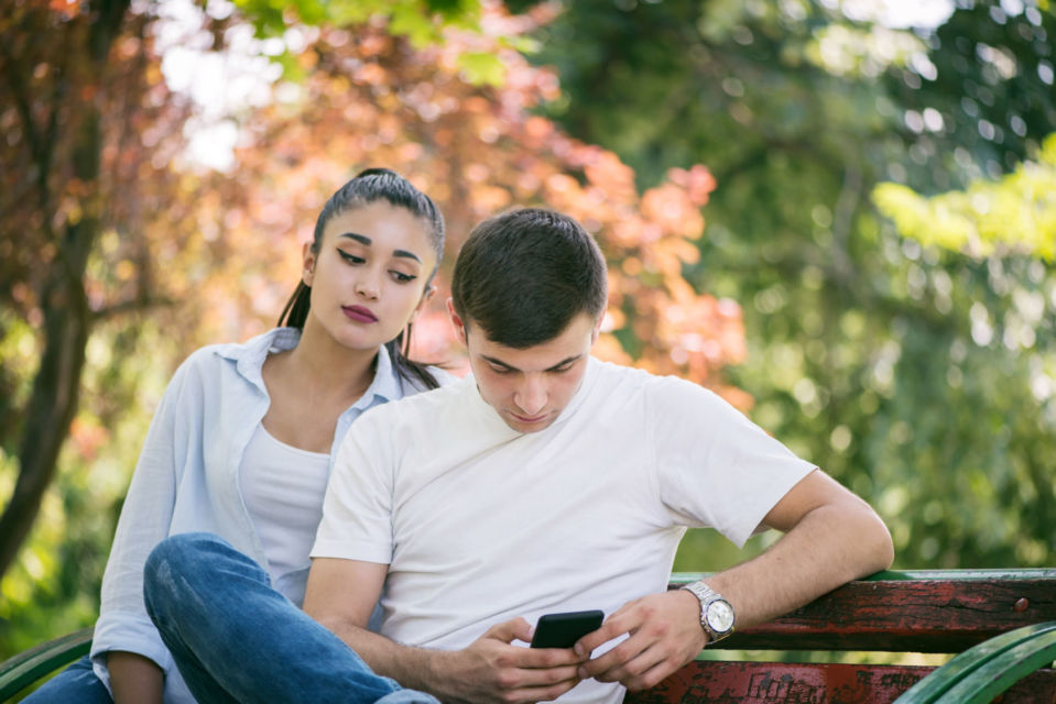 Hati-Hati! Ini Bahaya Phubbing Alias Terlalu Fokus Sama Gadget Terhadap Hubunganmu dengan Pasangan