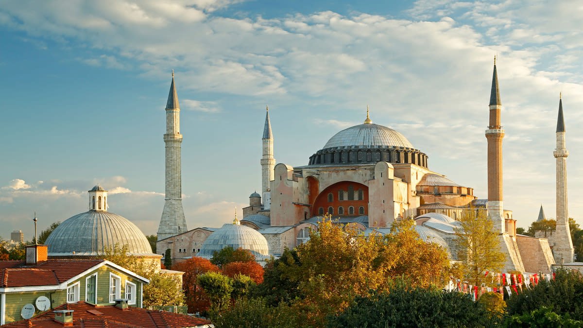 Berubah Jadi Masjid, Hagia Sophia Tetap Dibuka untuk Wisatawan dari Seluruh Dunia. Bahkan Tiketnya Gratis Lho!