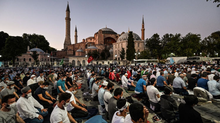 Berubah Jadi Masjid, Hagia Sophia Tetap Dibuka untuk Wisatawan dari Seluruh Dunia. Bahkan Tiketnya Gratis Lho!