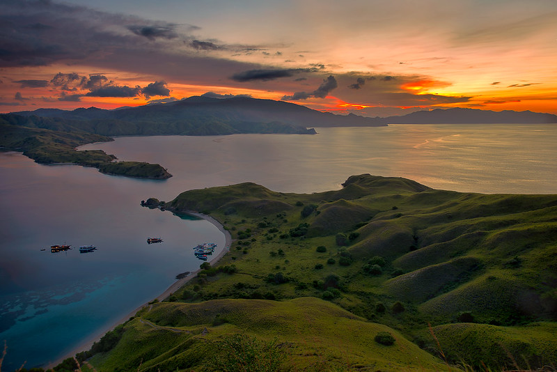 Nikmati 10 Spot Berburu Sunset Paling Cantik di Flores. Panoramanya Begitu Indah dan Bikin Males Pulang