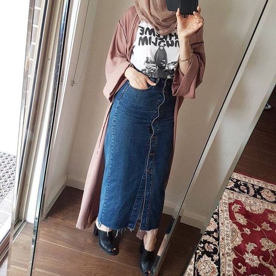 5 Cara Tampil Ideal dengan Rok Jeans; Buat yang Badannya Kecil Sampai Besar, Bisa!