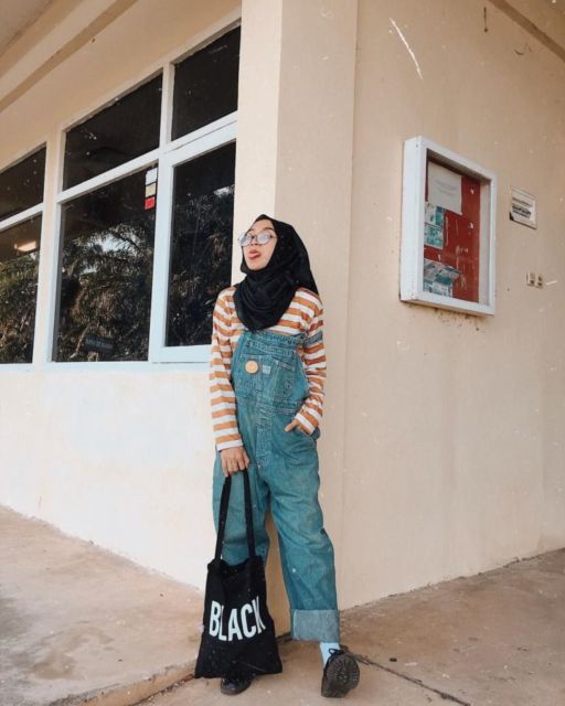 9 Cara Unik Tapi Simpel Memadukan Kaus Motif Garis Buat Hijabers. Manis Abis!