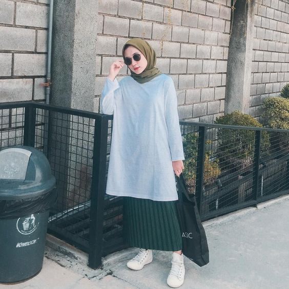 5 Cara Tampil Kece dengan Rok Span Berbahan Kaus. Para Hijaber, Merapat!