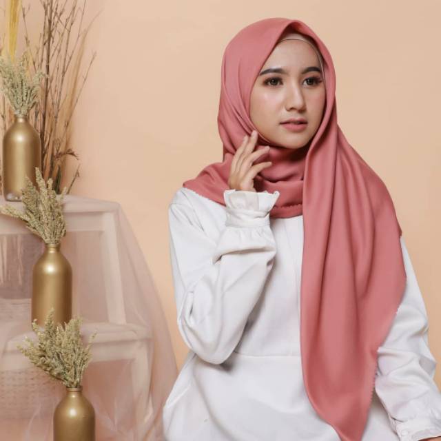 5 Bahan Hijab Ternyaman Buat Dipakai di Rumah. Praktis, Bisa Tanpa Jarum Pentul!