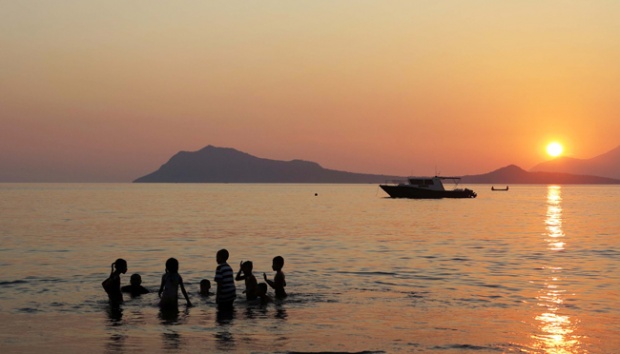 Nikmati 10 Spot Berburu Sunset Paling Cantik di Flores. Panoramanya Begitu Indah dan Bikin Males Pulang