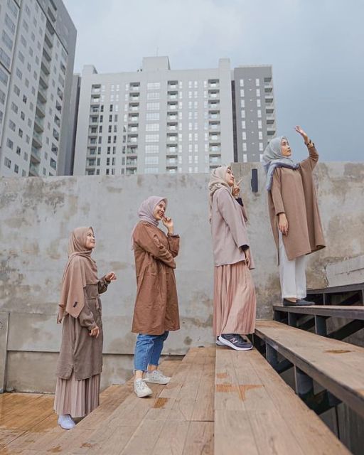 8 Bukti Foto OOTD dengan Teknik Low Angle Bisa Membuatmu Tampak Tinggi. Coba, Kuy!