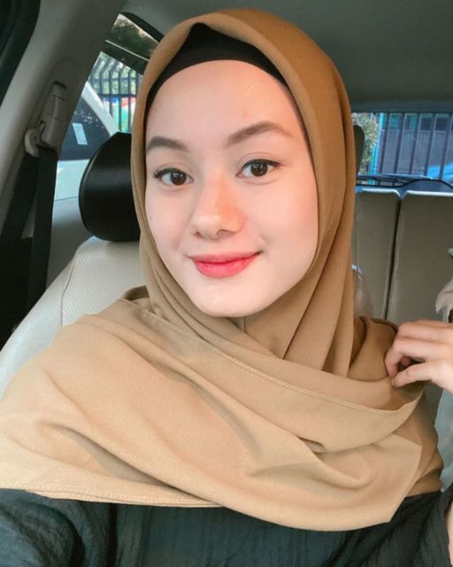 Potret Kalem Dinda Hauw dengan Hijab dan Makeup Naturalnya. Menginspirasi Banget!