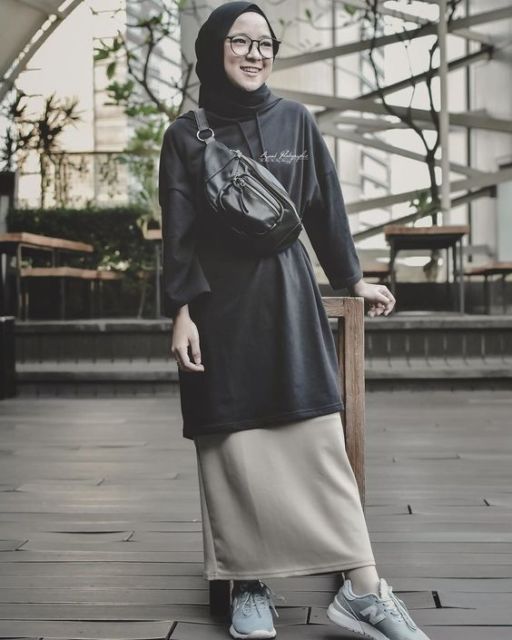 5 Cara Tampil Kece dengan Rok Span Berbahan Kaus. Para Hijaber, Merapat!