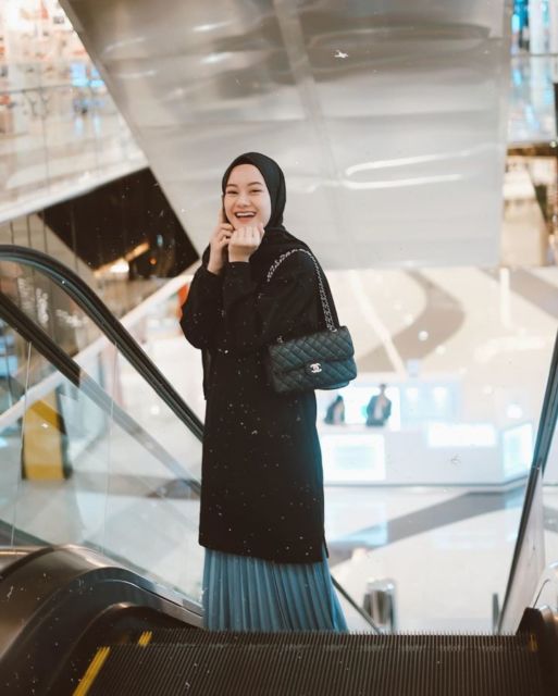 Potret Kalem Dinda Hauw dengan Hijab dan Makeup Naturalnya. Menginspirasi Banget!