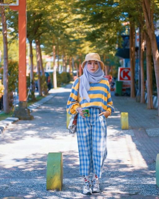 9 Cara Unik Tapi Simpel Memadukan Kaus Motif Garis Buat Hijabers. Manis Abis!