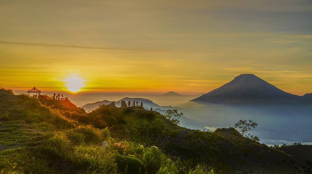 6 Destinasi Berburu Sunrise di Dieng yang Pemandangannya Paripurna. Pas Banget Mumpung Ada Embun Es!