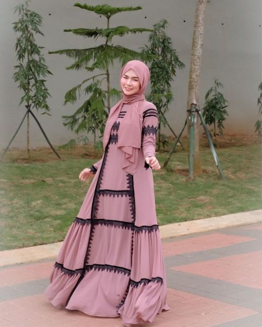 Potret Nabil Rach, Hijaber yang Hobinya Pakai Gamis Aneka Motif. Cantik Banget, Asli!