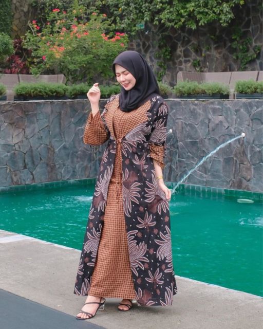 Potret Nabil Rach, Hijaber yang Hobinya Pakai Gamis Aneka Motif. Cantik Banget, Asli!