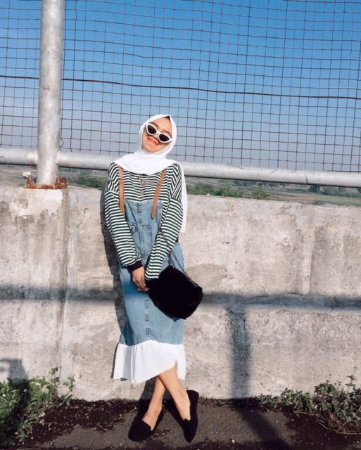 9 Cara Unik Tapi Simpel Memadukan Kaus Motif Garis Buat Hijabers. Manis Abis!