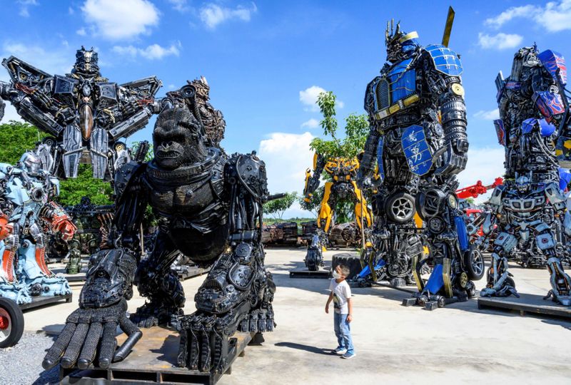 Serunya Mengunjungi 'Rumah' Robot-Robot Transformers di Ban Hun Lek. Pecinta Robot Segera Merapat!