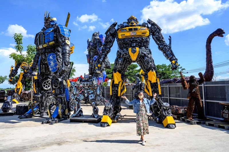 Serunya Mengunjungi 'Rumah' Robot-Robot Transformers di Ban Hun Lek. Pecinta Robot Segera Merapat!