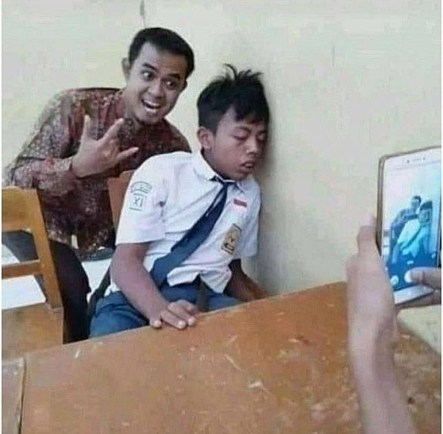 11 Potret Kocak Murid Tertangkap Basah Sedang Tidur di Kelas. Kesabaran Guru Bisa Dilihat dari Sini