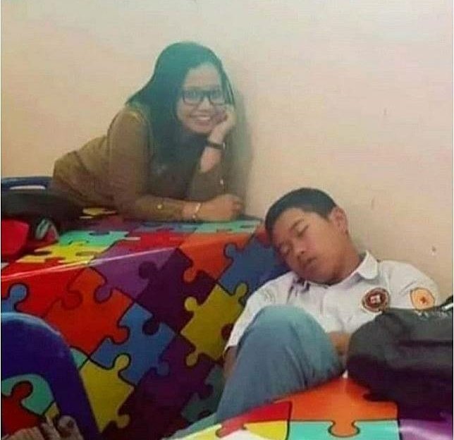 11 Potret Kocak Murid Tertangkap Basah Sedang Tidur di Kelas. Kesabaran Guru Bisa Dilihat dari Sini