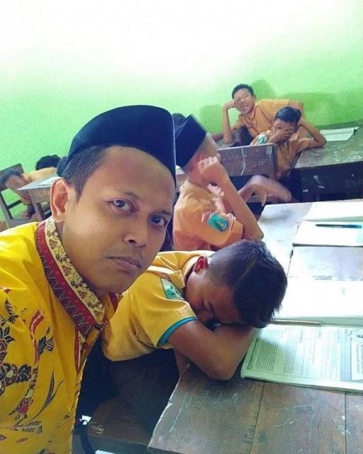 11 Potret Kocak Murid Tertangkap Basah Sedang Tidur di Kelas. Kesabaran Guru Bisa Dilihat dari Sini