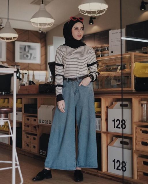 9 Cara Unik Tapi Simpel Memadukan Kaus Motif Garis Buat Hijabers. Manis Abis!