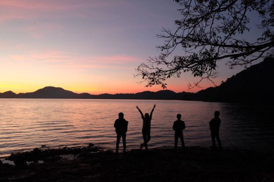 Nikmati 10 Spot Berburu Sunset Paling Cantik di Flores. Panoramanya Begitu Indah dan Bikin Males Pulang