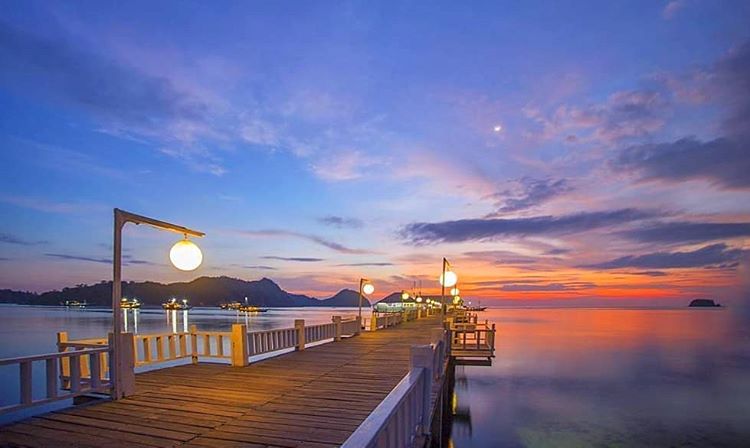 Nikmati 10 Spot Berburu Sunset Paling Cantik di Flores. Panoramanya Begitu Indah dan Bikin Males Pulang