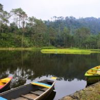 Yuk, Coba Sensasi Dayung Perahu Sendiri di Telaga Kumpe, Destinasi Wisata Danau di Banyumas