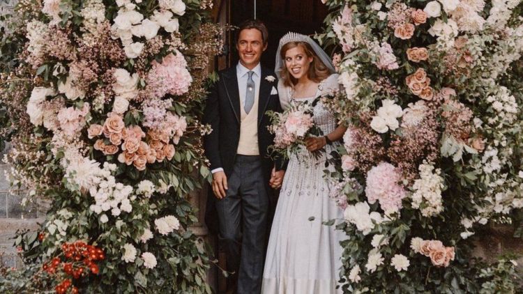 Ini 6 Detail Indah Royal Wedding Princess Beatrice yang Digelar Privat. Pakai Gaun Lungsuran~