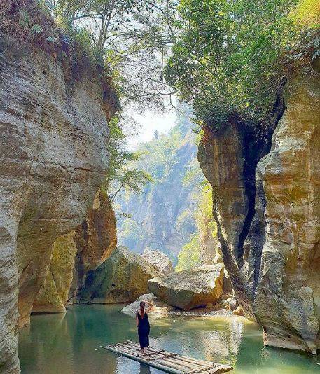 Sungai Cikahuripan, Surga Tersembunyi yang Cantik di Bandung Barat. Nggak Kalah sama Green Canyon!