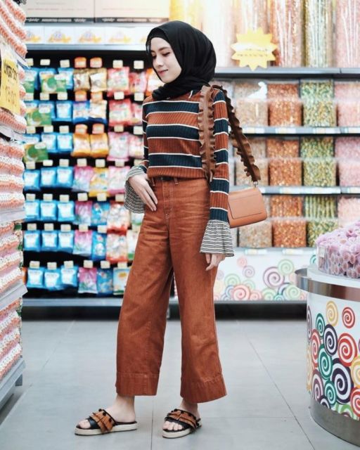 9 Cara Unik Tapi Simpel Memadukan Kaus Motif Garis Buat Hijabers. Manis Abis!