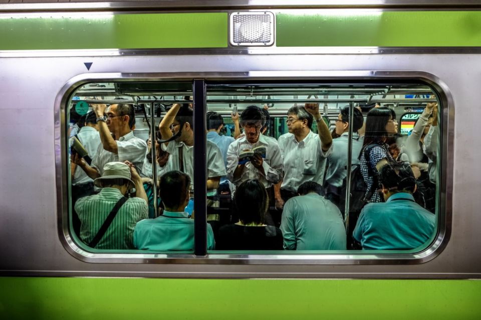 10 Kebiasaan Unik Orang Jepang yang Bikin Geleng-Geleng Kepala. Sewa Pacar Palsu tuh Lumrah Banget!