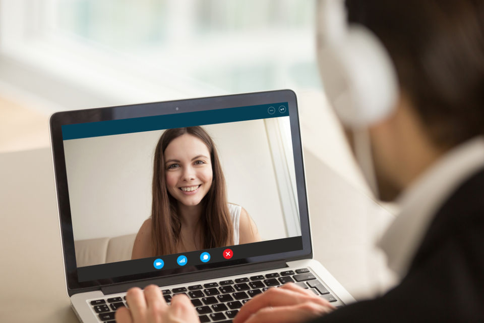 Jangan Asal, ini 6 Gestur yang Penting Dijaga Saat Kamu Harus Interview Kerja Lewat Video Call