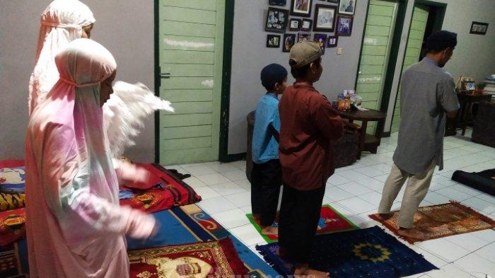 Cobaan ini Selalu Muncul Tiap Kali Disuruh Calon Mertua Jadi Imam Salat. Buat para Cowok, Sabar~