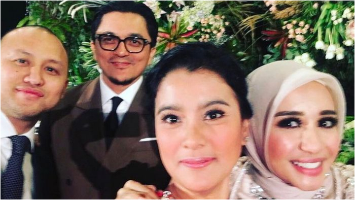 10 Artis yang Datang ke Nikahan Mantan. Bukti Telah Berdamai dengan Masa Lalu