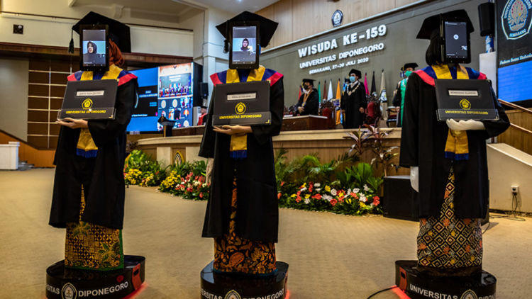 Tiru Jepang, Undip Gelar Wisuda Online dengan Robot Peraga untuk Wakili Mahasiswa. Keren dan Aman!