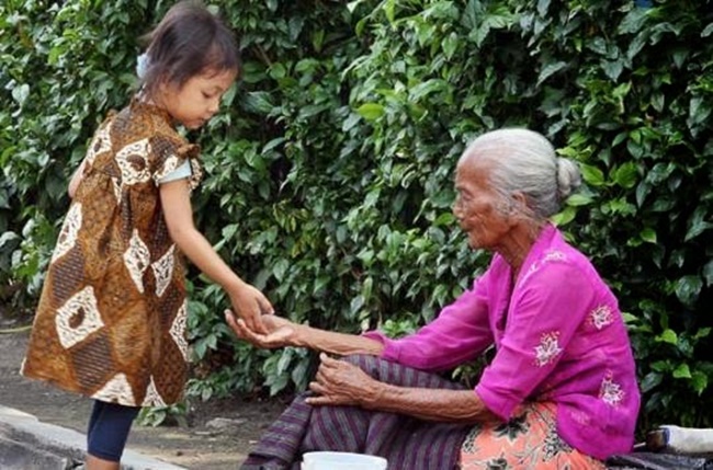 4 Gejolak Batin yang Bocah Rasakan Saat Nemu Uang di Jalan. Situasi yang Uji Keimanan nih~