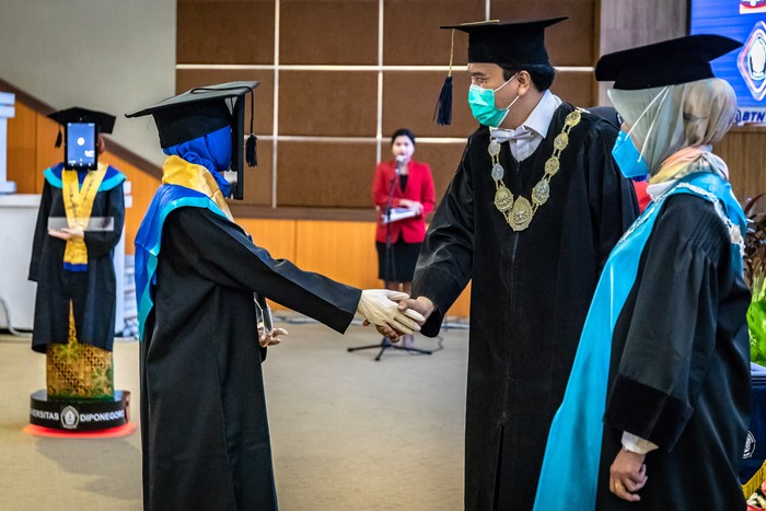 Tiru Jepang, Undip Gelar Wisuda Online dengan Robot Peraga untuk Wakili Mahasiswa. Keren dan Aman!