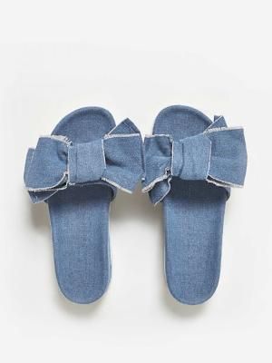 Parade Sandal dan Sepatu Berbahan Jeans yang Kece Abis. Tren Baru Nih!