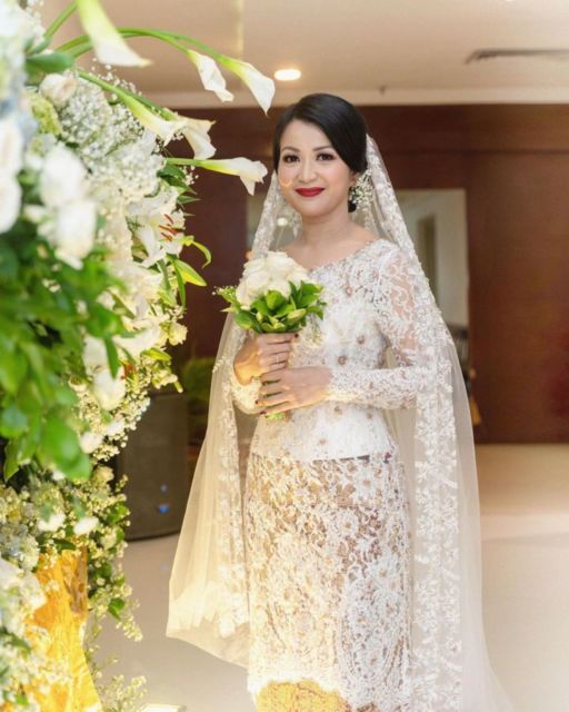 12 Ide Kebaya dengan Tudung Nikah yang Bahannya Sama. Sempurna Walau Syukurannya Sederhana