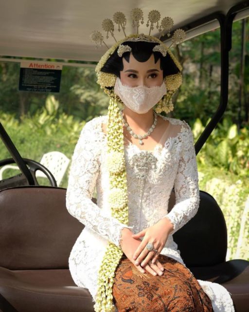 7 Ide Kebaya untuk Akad Nikah Saat Pandemi. Tetap Istimewa Walau Gelaran Acaranya Privat Aja